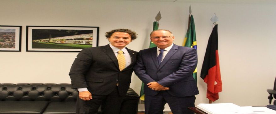 Em Brasília, prefeito Genival Queiroz conquista retroescavadeira e compactadora de lixo para Parari